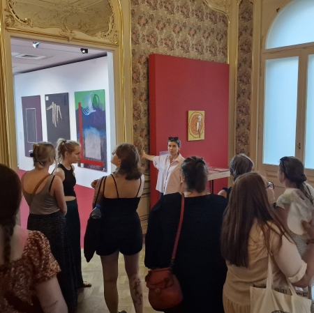 kilka osób zgromadzonych w przestrzeni wystawy