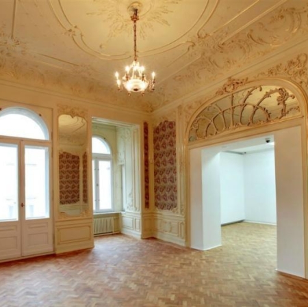 The palace interior is decorated in bright colors with richly decorated walls and ceiling