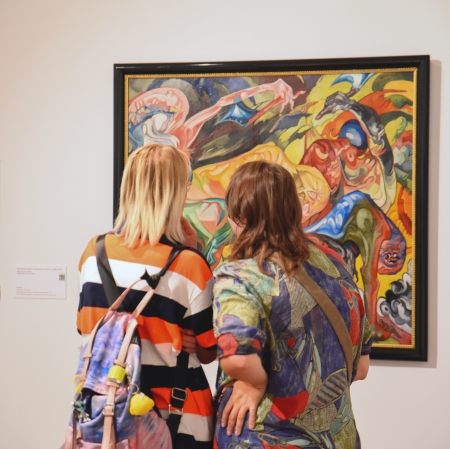 dwie osoby przyglądające się obrazowi