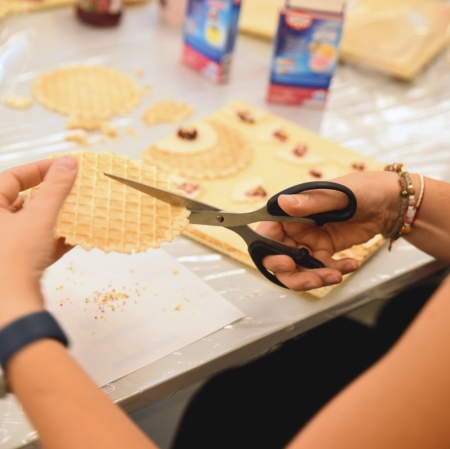 dłonie z nożyczkami