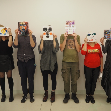 grupa ludzi stojących obok siebie z twarzami zasłonientymi kolażowymi portretami