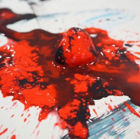 czerowna farba na kartce, pęcherz z farby