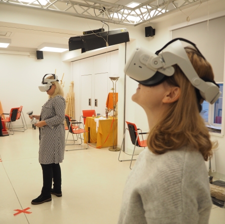 orzystające z googli vr spacerują w przestrzeni sali edukacyjnej