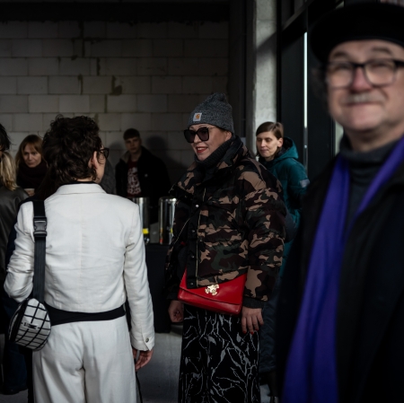 na pierwszym planie artysta Cezary Bodzianowski, w tle grupa zwiedzających