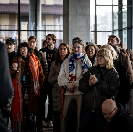 tłum osób odwiedzjących wystawę