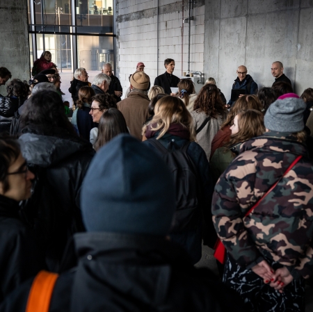 tłum osób odwiedzjących wystawę