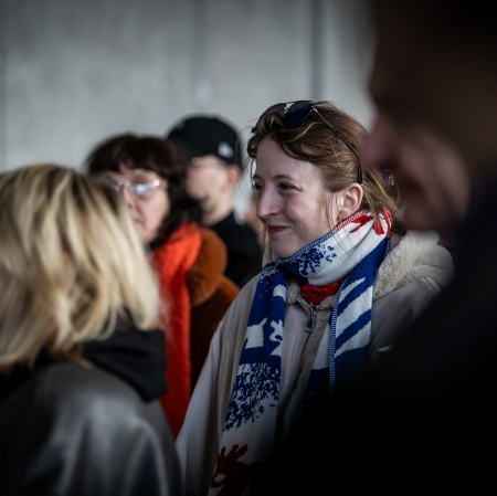 tłum osób odwiedzjących wystawę