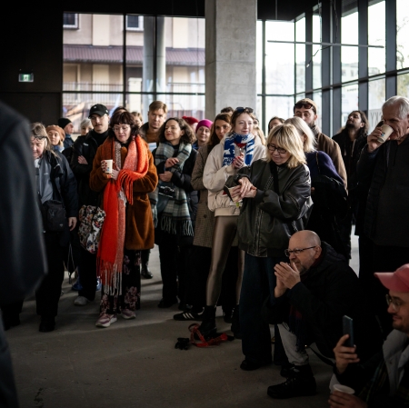 tłum osób odwiedzjących wystawę