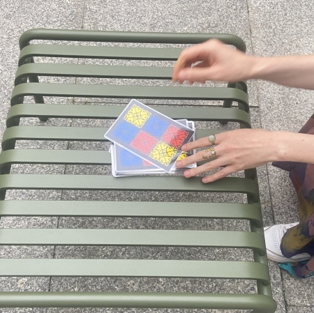 dłonie z kartami do gry