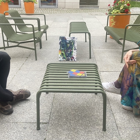 stolik z kartami do gry