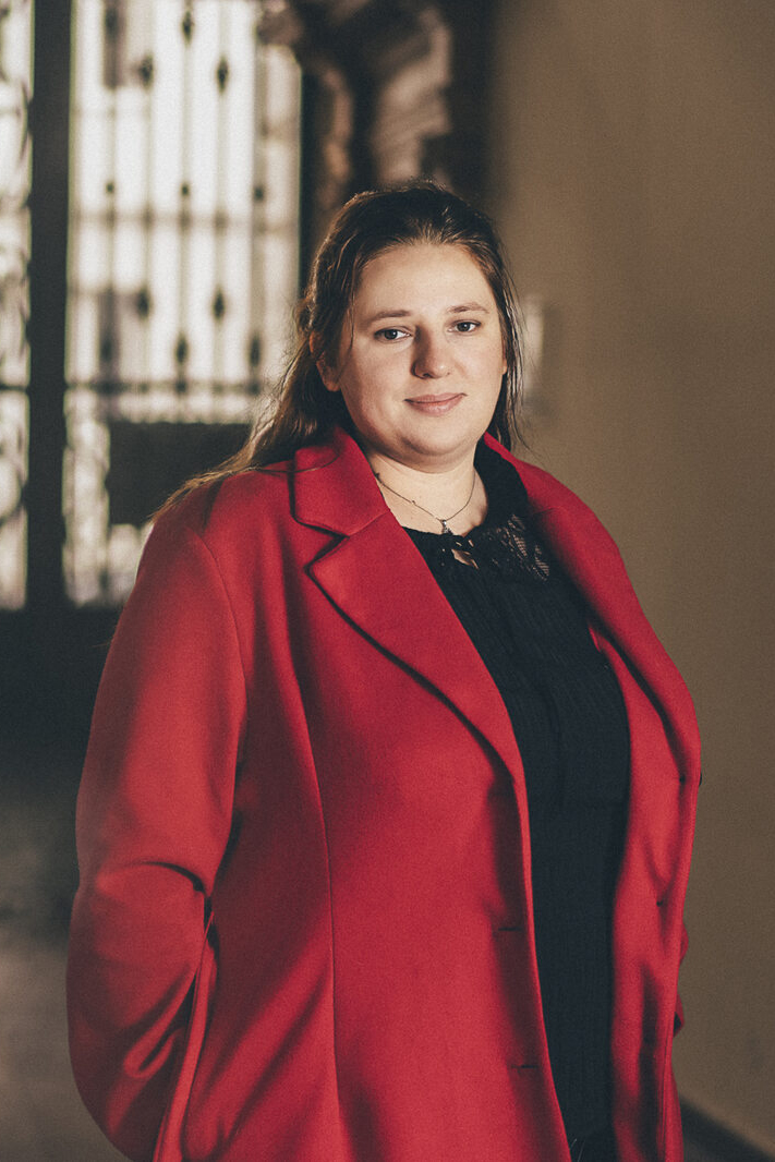 Portret Irminy Murawskiej pracowniczki działu edukacji