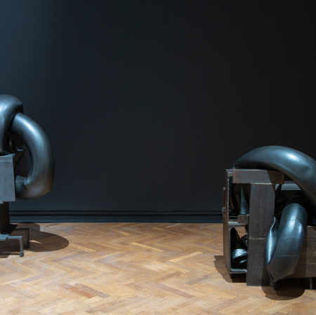 Henryk Morel, "Domy IV", widok wystawy "Wojna domom. Sala Neoplastyczna w solidarności z Ukrainą", fot. P. Tomczyk