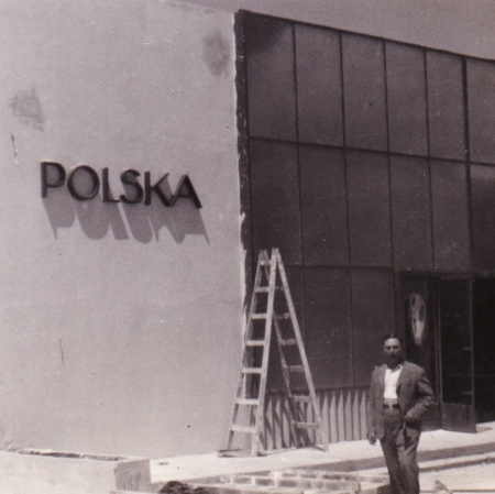 Hejman Zabłudowski przed przebudowanym pawilonem polskim, 1936, archiwum rodzinne Zabłudowskich