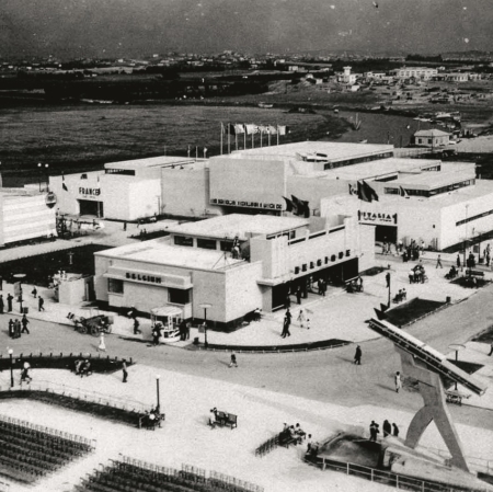 Widok terenów targowych w 1934 roku z posągiem Robotnika hebrajskiego (u dołu z prawej), reprod. domena publiczna PikiWiki (Izrael)