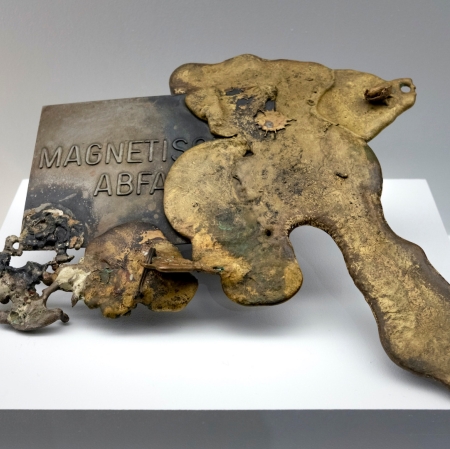 Agnieszka Kurant, „Mutacje i płynne aktywa”, 2014, stal, brąz, miedź, srebro, certyfikaty, wykorzystano dzieła: Joseph Beuys, „Magnetischer Abfall”, 1975; Richard Prince, „Playboy Key”, 2003; Carsten Holler, „Key to the Laboratory of Doubt”, 2006; Carol Bove, „Nut and Shell”, 2010; dzięki uprzejmości Tanya Bonakdar Gallery, New York / Los Angeles oraz Fortes D'Aloia & Gabriel, São Paulo / Rio de Janeiro, fot. Bartosz Górka