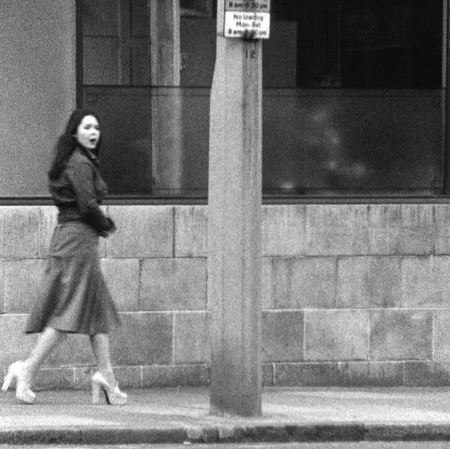 John Smith, „Dziewczyna żująca gumę / The Girl Chewing Gum”, 1976 film, 11’46’’, z kolekcji Muzeum Sztuki w Łodzi