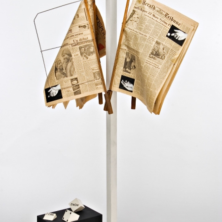 Peter Downsbrough, „Bez tytułu”, 1982, drewno, metal, gazeta, fotografia, z kolekcji Muzeum Sztuki w Łodzi