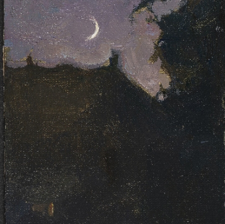 Nokturnowy pejzaż. Na pierwszym planie ciemne krzewy, i drzewa, w centralnym punkcie dom. Na niebie, na którym widać jeszcze resztki dnia znajduje się sierpowaty księżyc