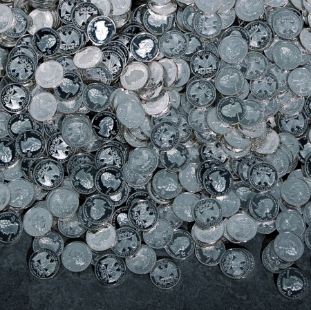 Agnieszka Kurant, „Minus jeden dolar”, 2012, stop metali, kolekcja: CSW Znaki Czasu, Toruń