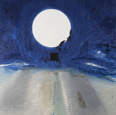 Zimowy pejzaż. Prawie równy podział kompozycji na ciemne nie, na którym znajduje się ogromny księżyc w pełni oraz ośnieżony dół.