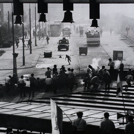 Stanisław Markowski, „Nowa Huta przed Arką Pana, 31 VIII 1982”, 1983 r., fotografia czarno-biała, z kolekcji Muzeum Sztuki w Łodzi