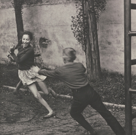 Bogdan Dziworski, „Bez tytułu (Gonitwa dzieci)”, fotografia czarno-biała, z kolekcji Muzeum Sztuki w Łodzi 