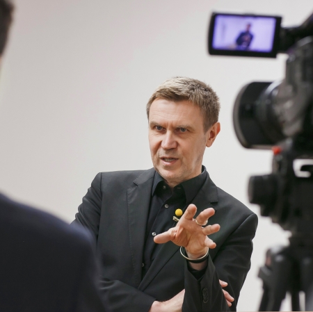 Mirosław Bałka podczas wernisażu wystawy