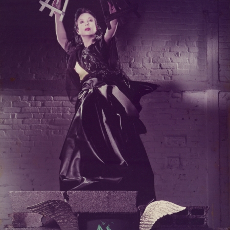 ORLAN, „Vierge noire with a white and black easel” [Czarna dziewica z białą i czarną sztalugą], 1983, fotografia barwna, z kolekcji Muzeum Sztuki w Łodzi 