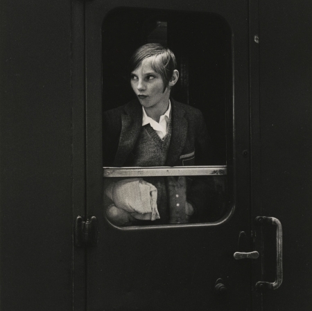 Ewa Rubinstein, „Dziewczyna w pociągu”, 1969 r., fotografia czarno-biała, z kolekcji Muzeum Sztuki w Łodzi