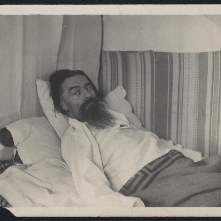 Autor nieznany, „Kazimierz Malewicz, leżący w łóżku”, 1934-35 r., fotografia czarno-biała, z kolekcji Muzeum Sztuki w Łodzi