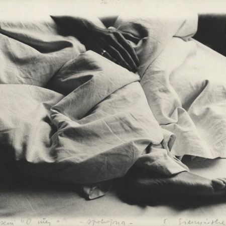 Teresa Gierzyńska, „Spokojna” z cyklu „O niej”, 1980 r., fotografia czarno-biała, z kolekcji Muzeum Sztuki w Łodzi