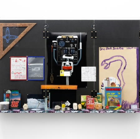 Michael Stevenson, „Shield Affordance Extension 1.1 Działalność pozapojazdowa”, 2020, instalacja, dzięki uprzejmości artysty, Fine Arts, Sydney, oraz Michael Lett Gallery, Auckland