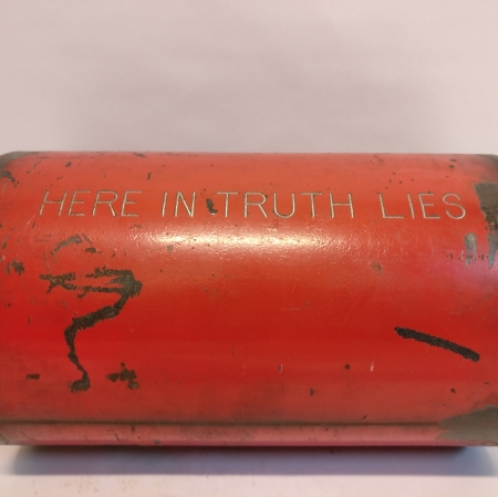 Stephen Kaltenbach, Wewnątrz prawda kłamie, 1970 – teraz, stal malowana