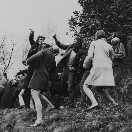 Zorka Ságlová, „Dokumentacja działania zatytułowanego: Rzucanie piłek do jeziora Bořín w Průhonicach”, 1969, fotografia czarno-biała, z kolekcji Muzeum Sztuki w Łodzi