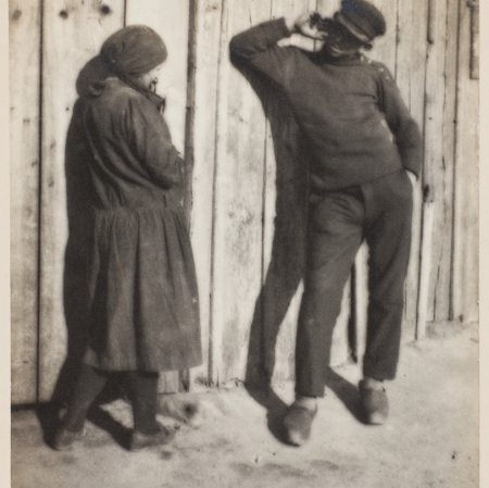 Julian Mioduszewski, „Przy parkanie”, 1928 r., fotografia czarno-biała, brom, z kolekcji Muzeum Sztuki w Łodzi 