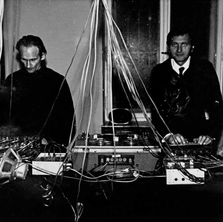 A-lobodzinski-i-K-Zielinski-podczas-wykonywania-AUDYCJI-III-w-Muzeum-Sztuki-w-lodzi-1972-fot-Wlodzimierz-Parys