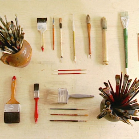 Pędzle artysty na stole. Kadr z filmu "Obraz jest moją twarzą" (1998) reż. Małgorzata Łupina, współpraca: Wojciech Leder