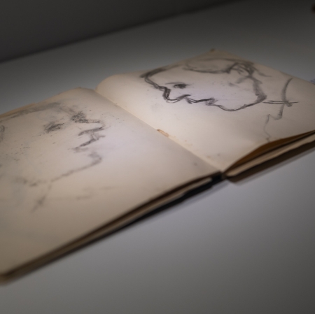 Widok z góry na szkicownik leżący na ekspozytorze. 