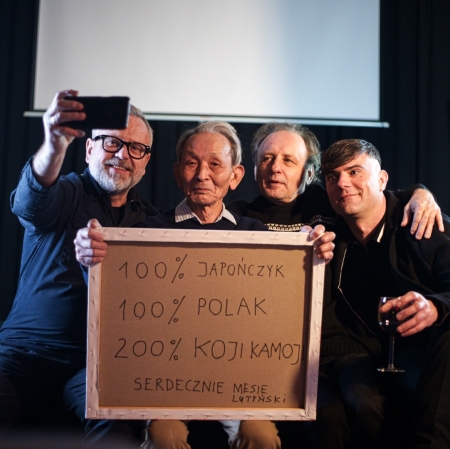 Czterech mężczyzn pozuje do selfie od lewej Wojciech  Leder, Koji Kamoji, Piotr Lutyński i przewodniczący jury . HaWa