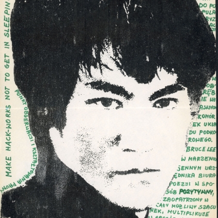 Kolaż z gazet z wyciętą twarzą Bruce'a Lee w centrum