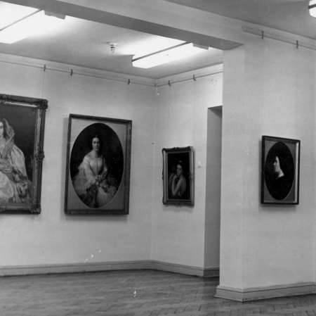 Widok wystawy „Portret młodej kobiety w malarstwie polskim XIX w.”, fot. archiwum Muzeum Sztuki w Łodzi