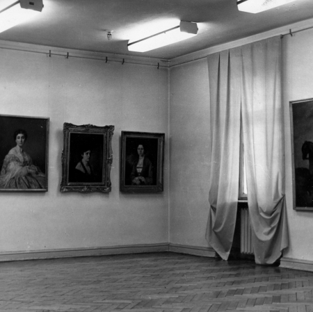 Widok wystawy „Portret młodej kobiety w malarstwie polskim XIX w.”, fot. archiwum Muzeum Sztuki w Łodzi