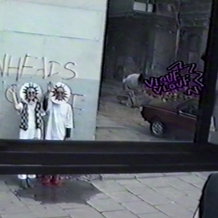 Wspólnota Leeeżeć, Pozdrowienie, 1990, happening, zapis na taśmie VHS, dzięki uprzejmości Andrzeja Miastkowskiego