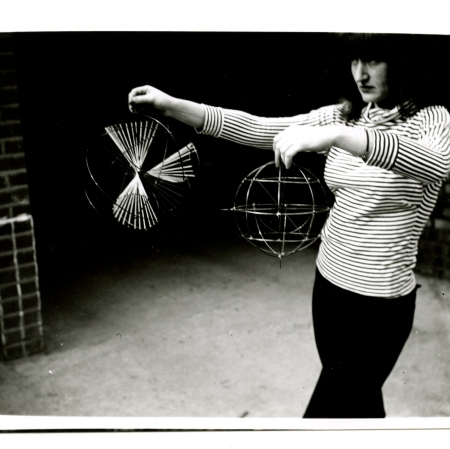 Noa Eshkol trzymająca Model Systemu Referencji, fot. John G. Harries, The Noa Eshkol Foundation for Movement Notation, Holon