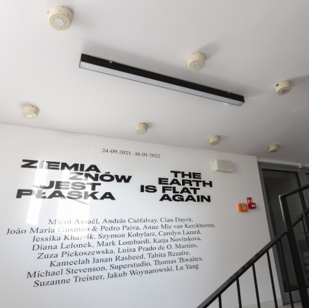 Praca Carolyn Lazard, część wystawy "Ziemia znów jest płaska", fot. A. Zagrodzka