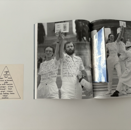 Fragment wystawy „Artpool a Biuro Poezji. Węgierska sztuka poczty w teczkach z Archiwum Biura Poezji Andrzeja Partuma