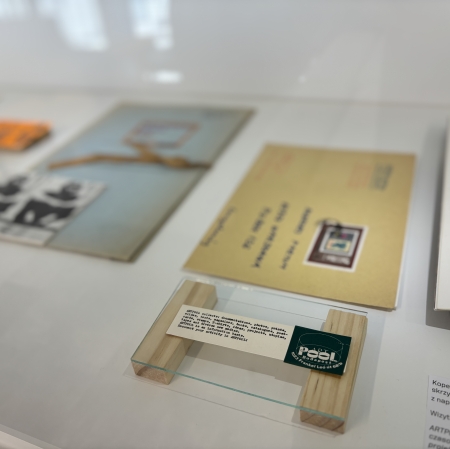 Fragment wystawy „Artpool a Biuro Poezji. Węgierska sztuka poczty w teczkach z Archiwum Biura Poezji Andrzeja Partuma