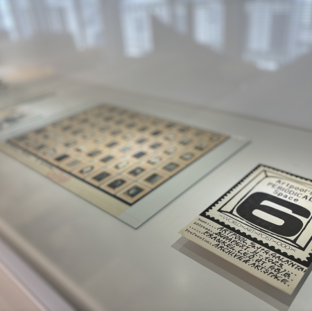 Fragment wystawy „Artpool a Biuro Poezji. Węgierska sztuka poczty w teczkach z Archiwum Biura Poezji Andrzeja Partuma