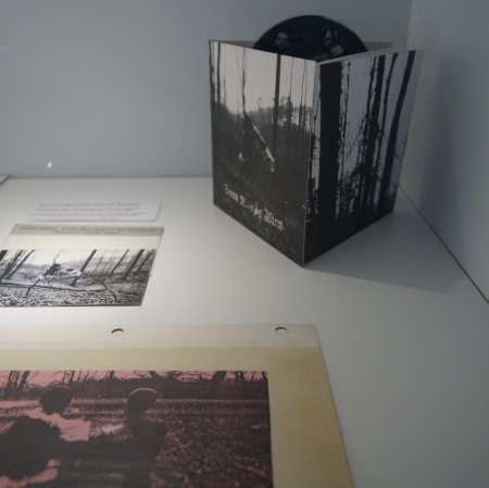 archiwalia w gablotach