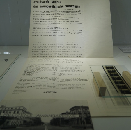 archiwalia w gablotach